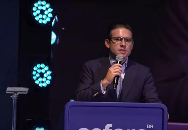 Hugo Motta não descarta análise de proposta que derruba aumento do IOF; decisão pode sair neste domingo (08)