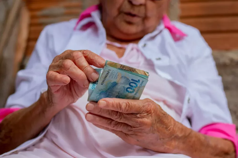 Aposentada denuncia descontos indevidos e reclama de atendimento no INSS de Patos; chefe da agência explica a situação