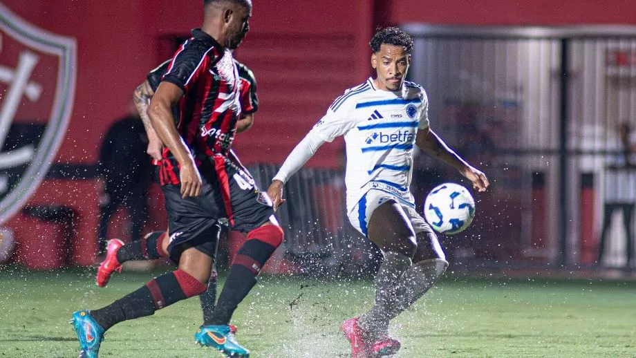 Com um a menos, Cruzeiro empata com o Vitória e perde chance de assumir a liderança do Brasileirão