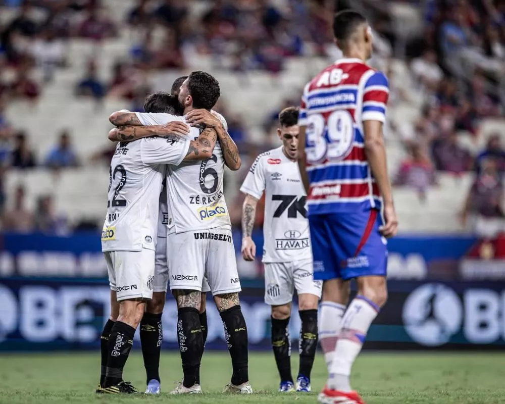 Em jogaço de cinco gols, Santos marca no fim, vence Fortaleza em confronto direto e deixa a zona de rebaixamento do Brasileirão