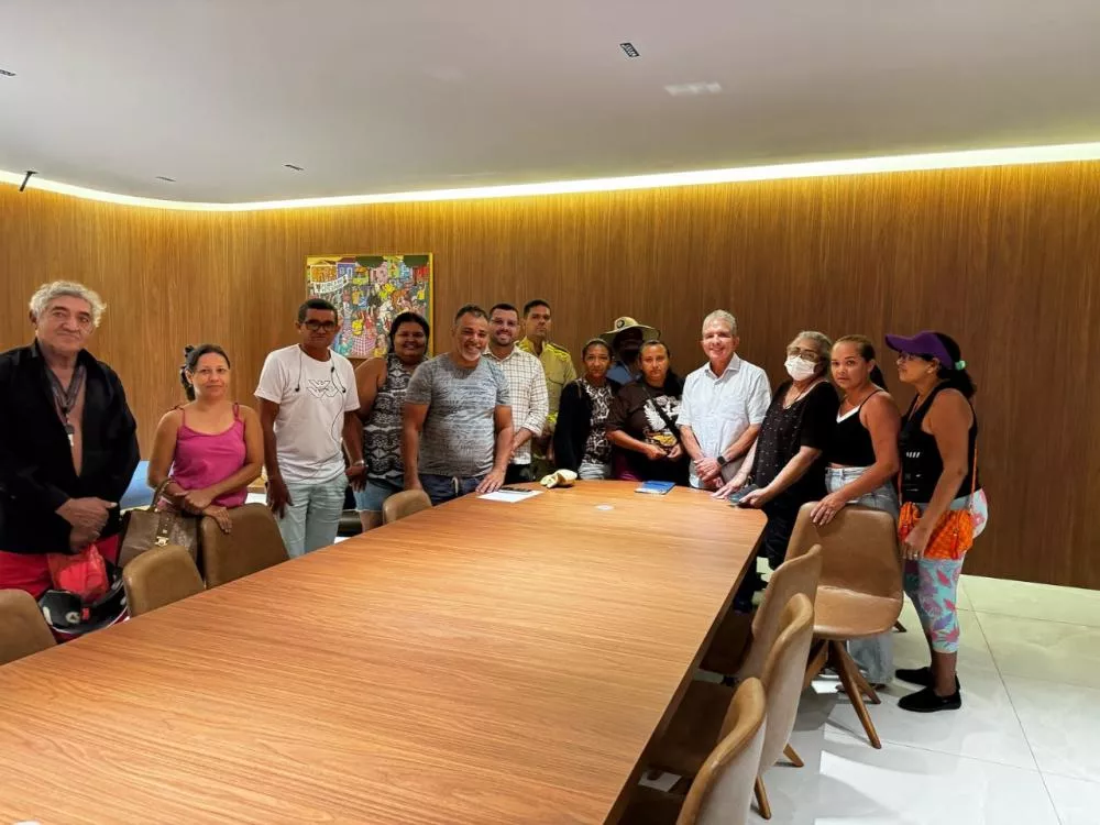 Prefeito de Patos atende reivindicações de ambulantes e reunião termina em clima de forró