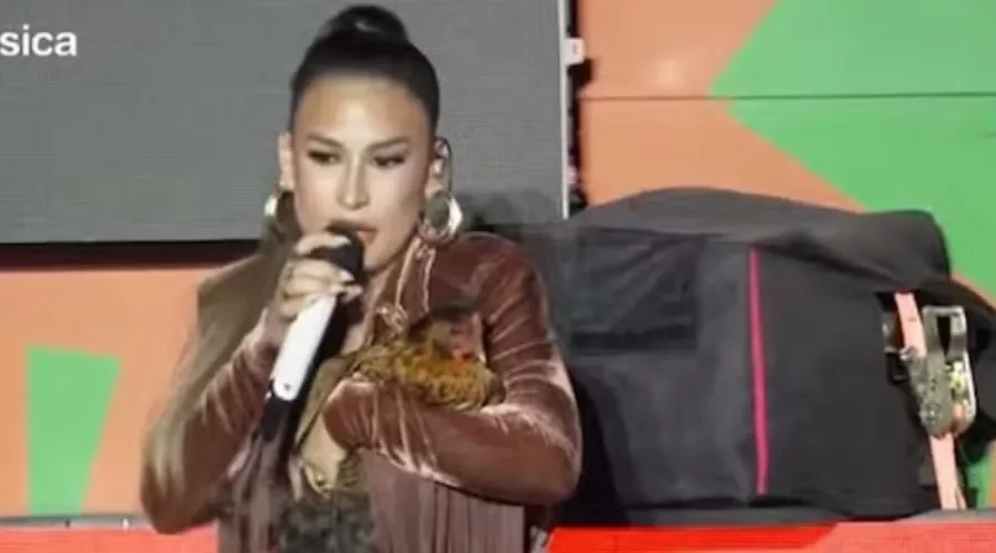 Inusitado: Simone Mendes ganha galinha de fã durante show no São João de Campina Grande; VÍDEO