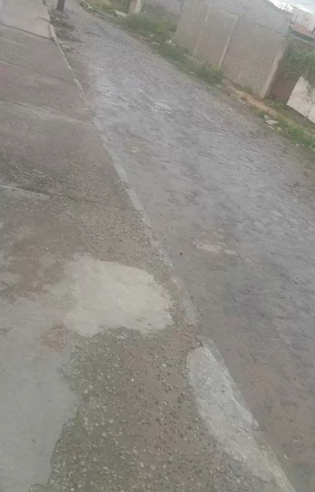 Moradores do bairro Mutirão, na Zona Sul de Patos, reclamam de cano estourado desde o início da semana