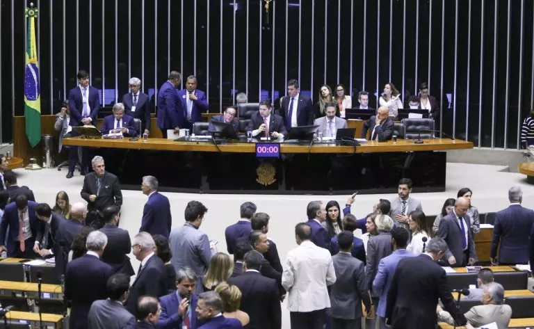 Congresso enfrenta Lula e derruba vários vetos do presidente