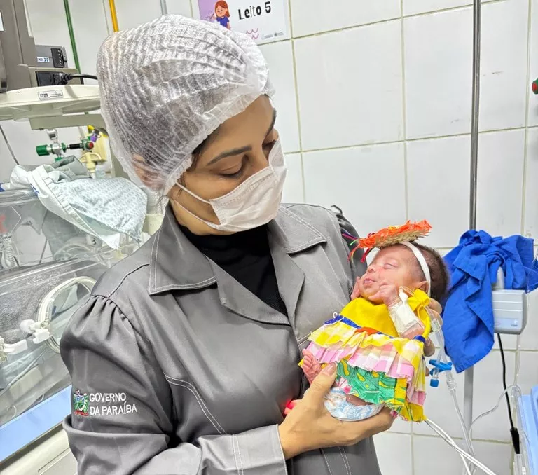 Maternidade de Patos realiza ensaio fotográfico junino com recém-nascidos