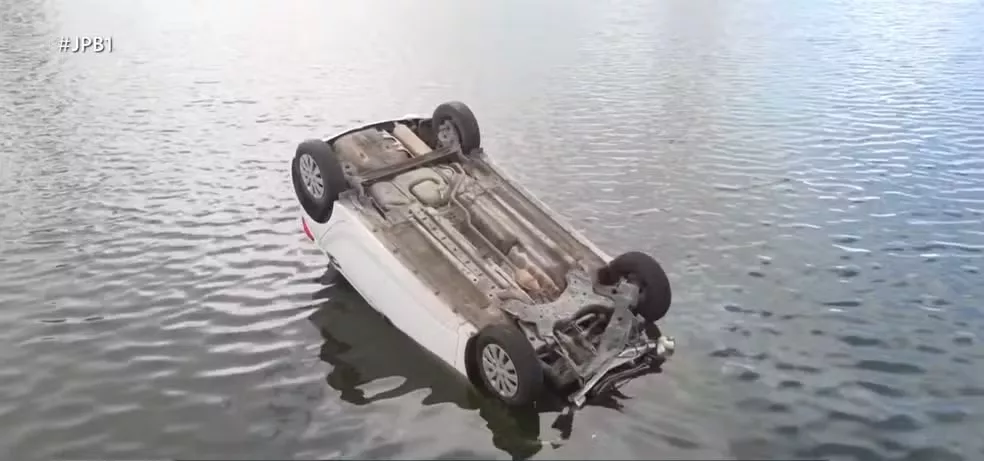 Mulher perde controle do carro e cai dentro do Açude Velho, em Campina Grande