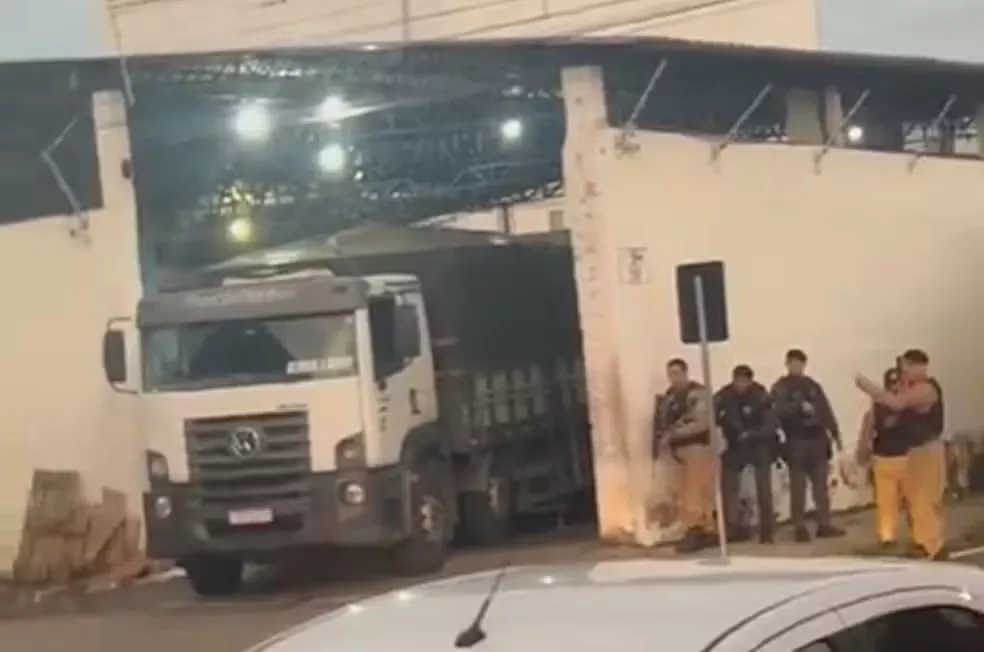 Funcionários são feitos reféns durante assalto a distribuidora de bebidas em Guarabira; dupla é presa após confronto com a polícia