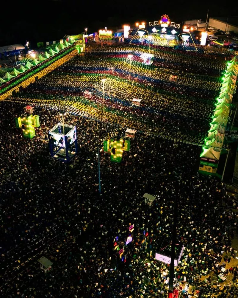 Terreiro do Forró lotado marca a quarta noite do São João de Patos com emoção, romantismo e muito forró