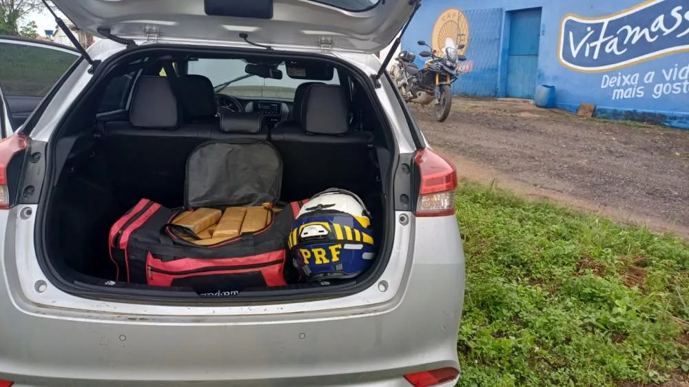 PRF apreende 30 kg de maconha, recupera carro roubado e cumpre mandados de prisão durante perseguição em Queimadas (PB)