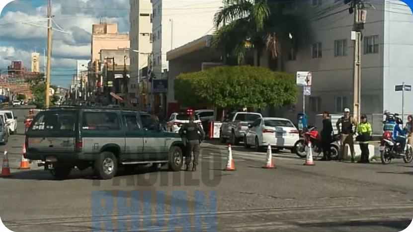 Colisão entre moto e Veraneio deixa duas pessoas feridas no Centro de Patos