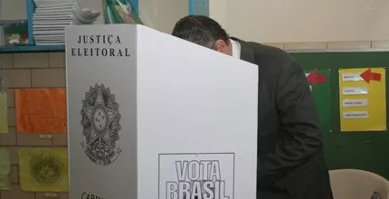 Maioria dos brasileiros não se identifica com nenhum partido político, aponta Paraná Pesquisas