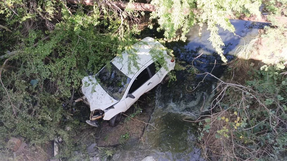 Carro despenca de ponte na BR-230 entre Cajazeiras e Sousa; ninguém se fere gravemente