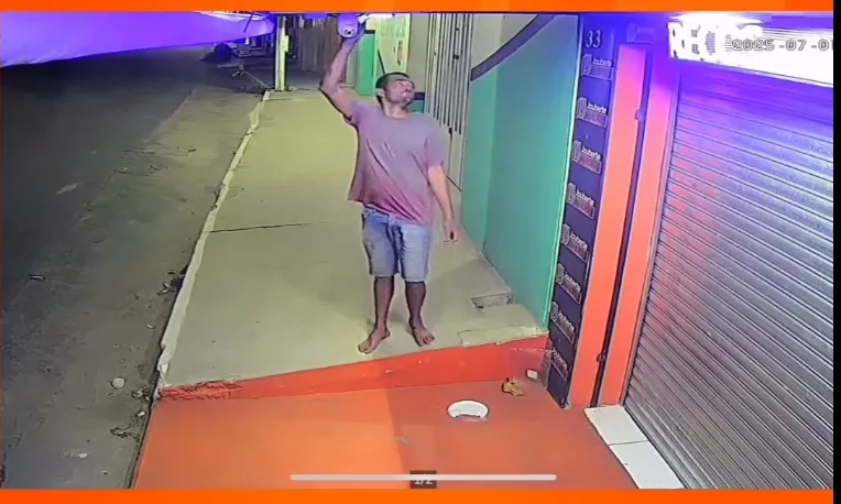 Loja é alvo de furto pela terceira vez no centro de Teixeira; criminoso arrancou câmera de segurança