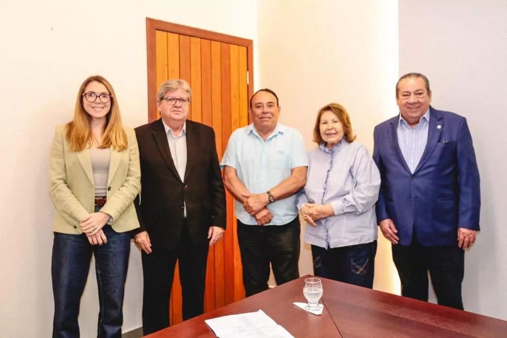 Prefeito Arimatéia Camboim anuncia recursos para calçamentos, passagens molhadas, quadra de vôlei e dois ônibus escolares em parceria com o Governo da Paraíba