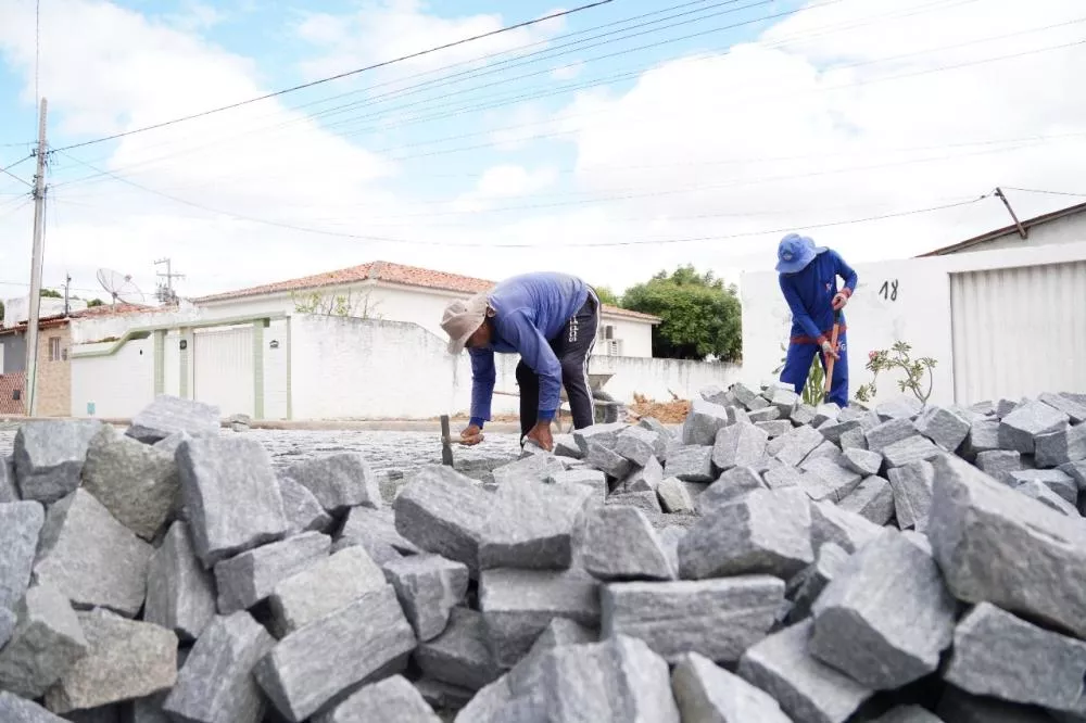 Prefeitura de Patos avança com obras de calçamento em diversos bairros da cidade
