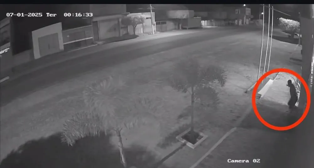 Homem é flagrado tentando quebrar porta de vidro da Câmara Municipal de Matureia