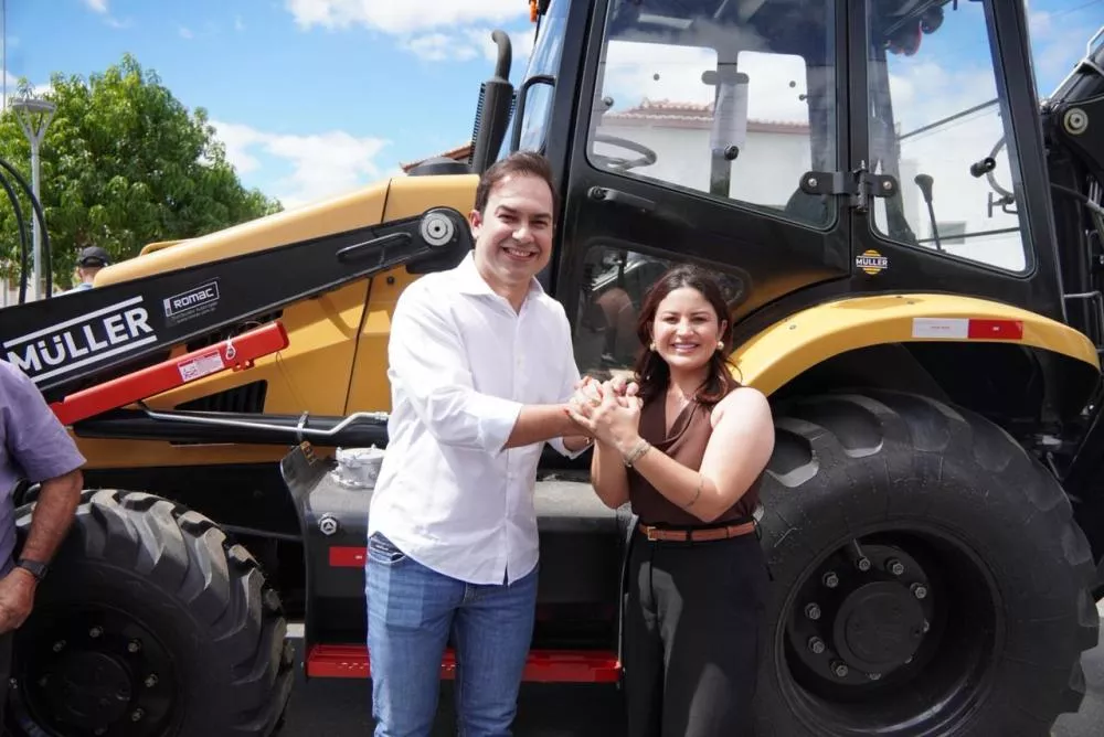 Ao lado da prefeita Thaise Gomes, Segundo Domiciano entrega máquina retroescavadeira através da Codevasf em São José de Espinharas