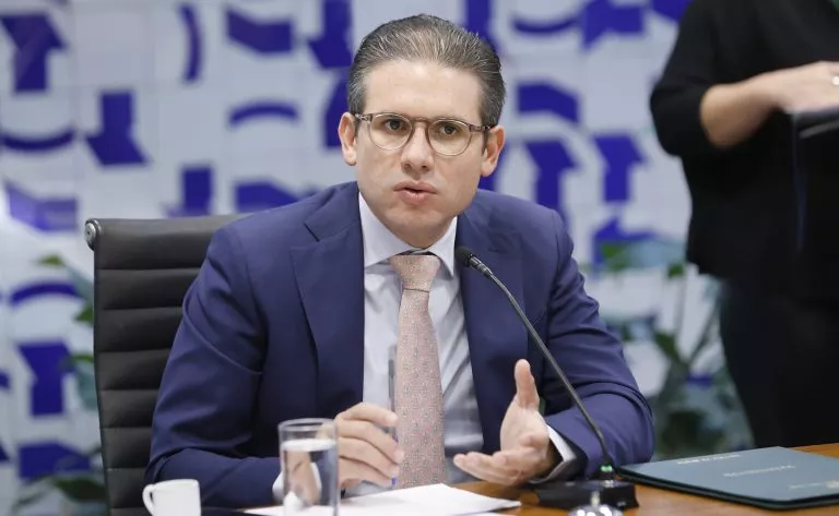 Hugo Motta elogia decisão de Moraes de suspender o aumento do IOF 