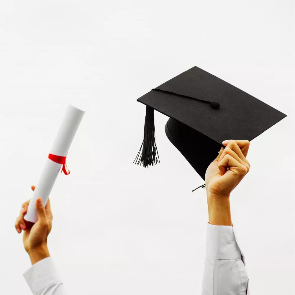 Em Patos: estudantes de instituição de ensino superior voltam a reclamar de demora na entrega dos diplomas; gestor educacional do grupo se posiciona e nega atrasos