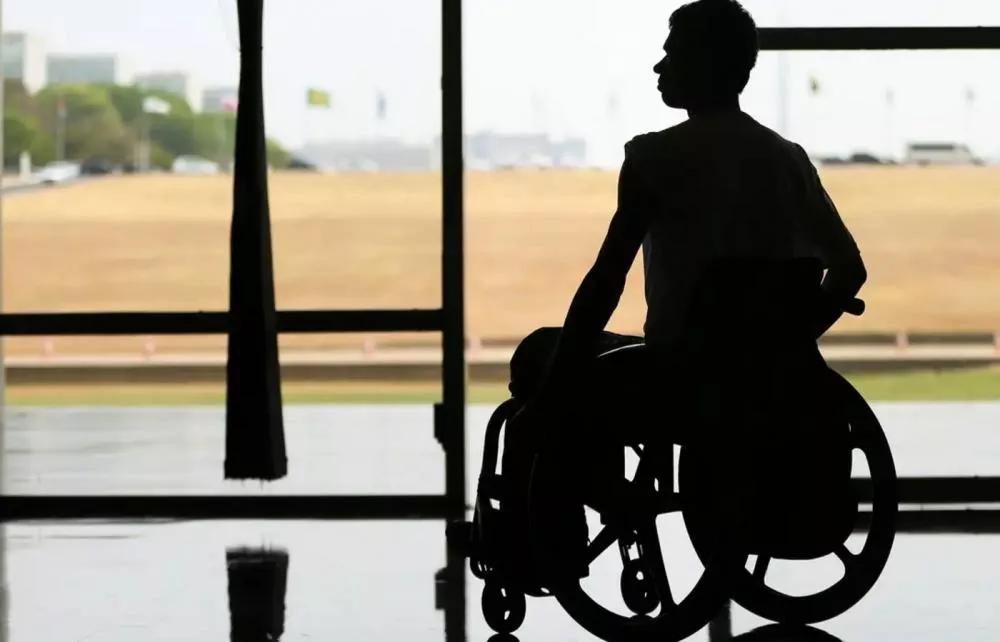 Nova Lei do BPC endurece regras e pode excluir beneficiários: “Está se cortando de quem mais precisa”, diz especialista