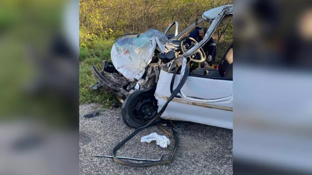 Mulher morre e três ficam feridos, incluindo criança, após capotamento de carro no Cariri paraibano