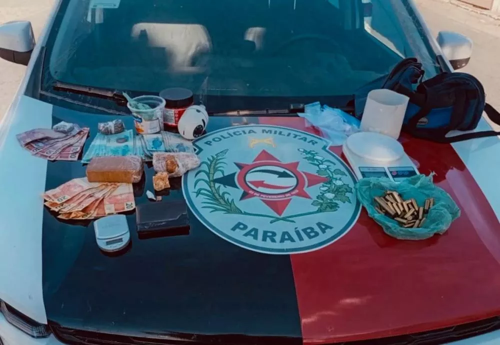 Polícia Militar desarticula ponto de tráfico de drogas em Igaracy e prende mulher em flagrante