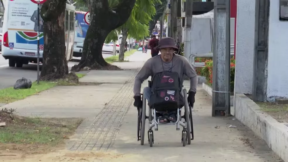 Entregador cadeirante percorre cerca de 30 km por dia para fazer entregas em João Pessoa: 'É uma aventura'