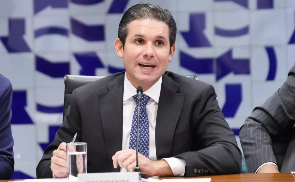 Motta destrava emendas de comissão e distribui R$ 11 milhões extras por deputado