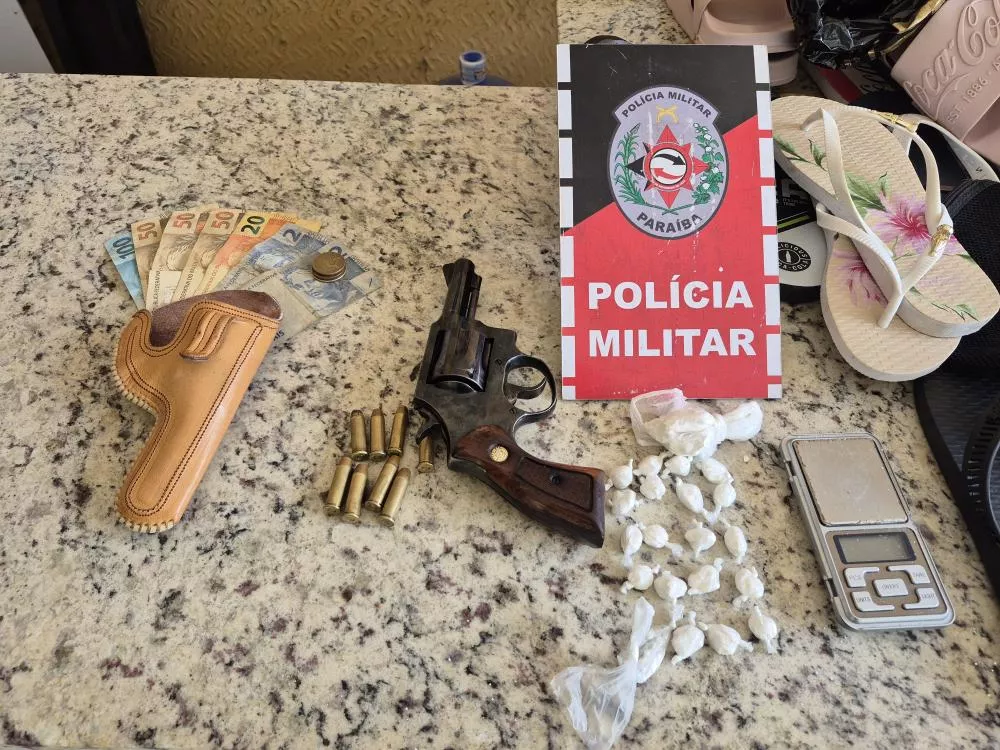 Polícia Militar apreende arma, drogas e prende homem monitorado por tornozeleira eletrônica em Catolé do Rocha