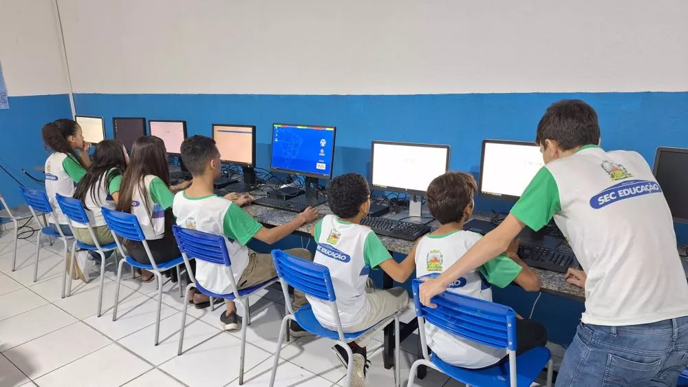 Alunos do Colégio Santa Terezinha ganham Sala de Informática com dez computadores