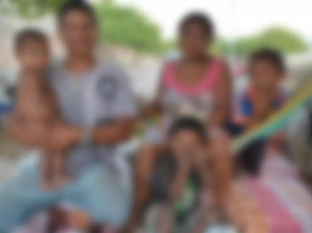 Internauta alerta que crianças venezuelanas estão expostas ao sol e à vulnerabilidade nas ruas de Patos