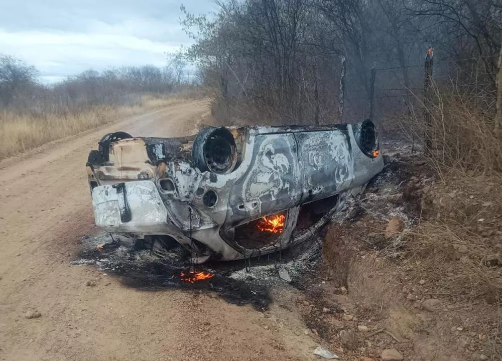Veículo é encontrado capotado e completamente carbonizado na zona rural de Catingueira