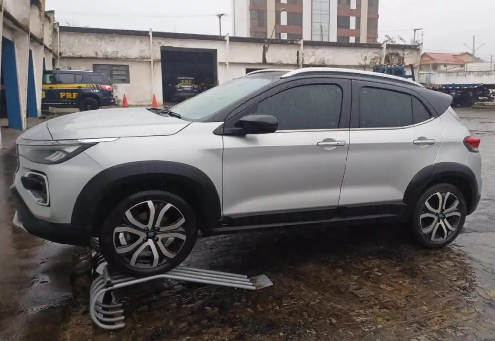 PRF na Paraíba prende foragido com dívida de R$215 mil de pensão alimentícia e recupera veículo roubado em Pernambuco