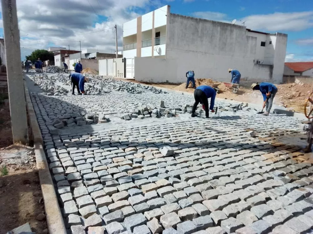 SEINFRA realiza pavimentação em paralelepípedo e obra de passagem molhada na Maternidade, além de outros serviços em Patos