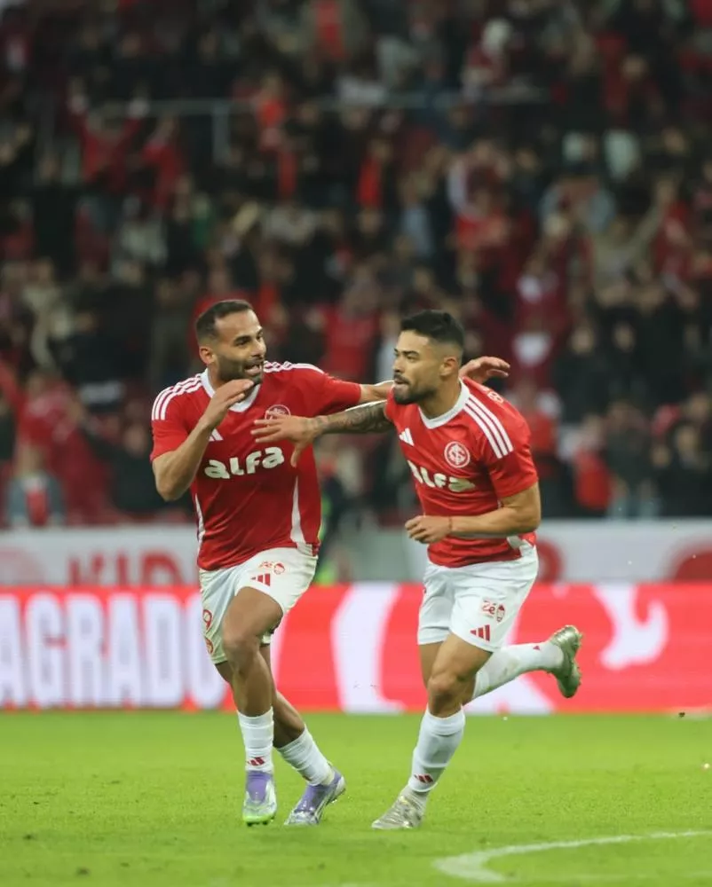 Internacional 'se salva' com golaço nos acréscimos, bate Vitória e deixa o Z-4 do Brasileirão