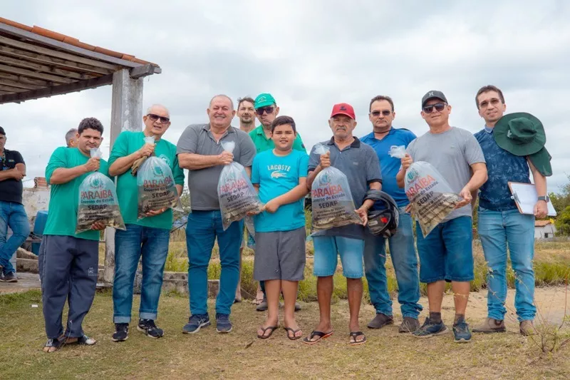 Parceria com a Prefeitura, Governo do Estado realiza entrega de alevinos aos piscicultores de Patos e região