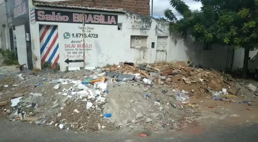 Morador do bairro do Jatobá, em Patos, cobra retirada de entulhos deixados por obra da Prefeitura