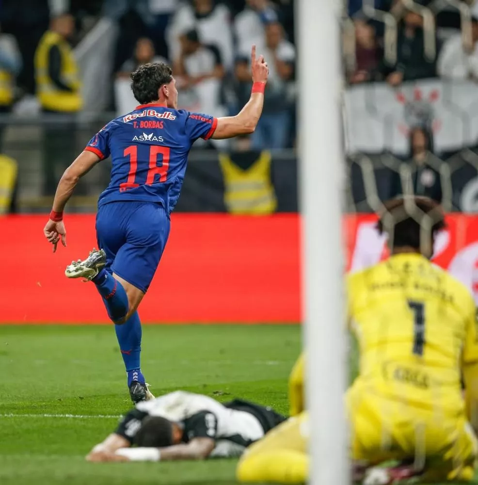 Corinthians 'bombardeia' Bragantino, mas leva gol no último lance e perde em casa na volta do Brasileirão