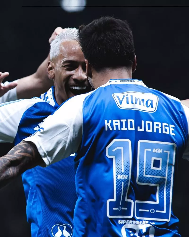 Cruzeiro atropela Grêmio com hat-trick de Kaio Jorge e segue 'caça' ao Flamengo pela liderança do Brasileirão