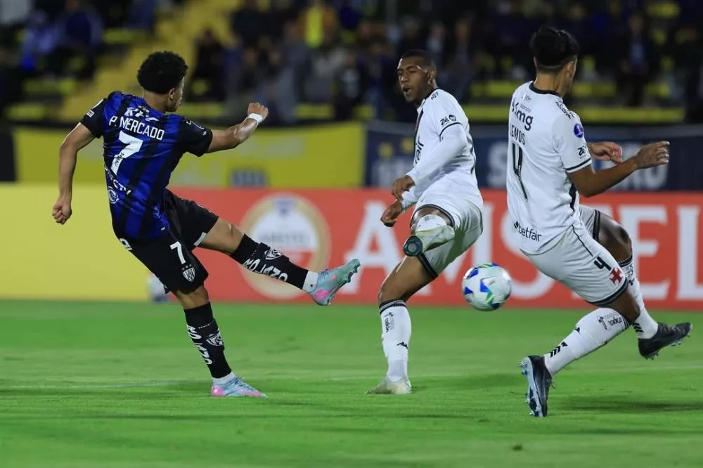 Vasco tem Piton expulso com 12 minutos, é 'trucidado' pelo Del Valle na altitude e vai precisar de 'milagre' na Sul-Americana