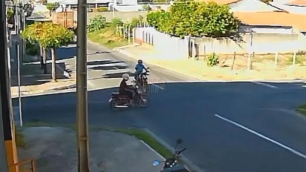 Acidente entre motocicletas deixa feridos no Centro de Patos; idoso trafegava na contramão, dizem testemunhas