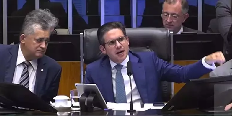 Presidente da Câmara, Hugo Motta, e parlamentar do PL batem boca durante sessão ordinária em Brasília