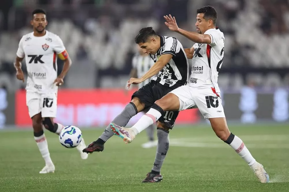 Botafogo para na trave e não sai do zero contra o Vitória na 'estreia' de Davide Ancelotti