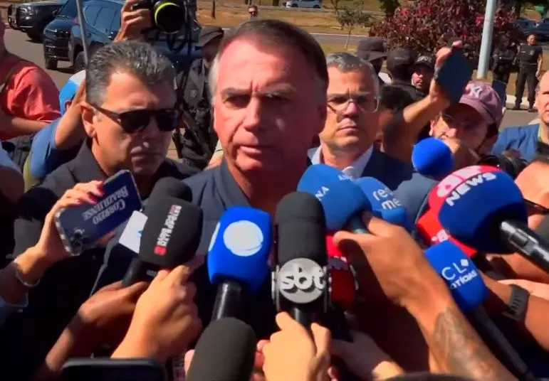 Após colocar tornozeleira eletrônica, Bolsonaro afirma ser vítima de “suprema humilhação” e nega intenção de deixar o Brasil