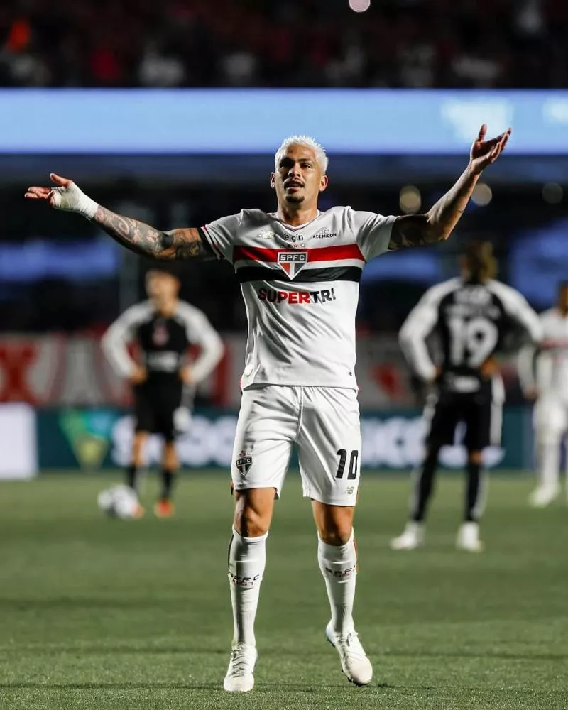 Luciano faz dois, São Paulo domina o Corinthians no Morumbis e vence a primeira na volta de Crespo
