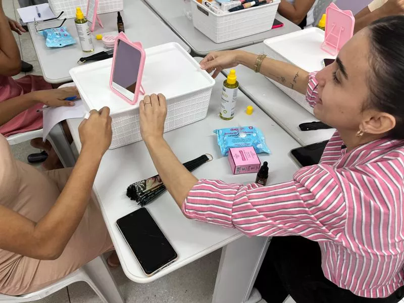 Secretaria da Mulher de Patos realiza primeiro curso de maquiagem para mulheres assistidas pelo CRAM