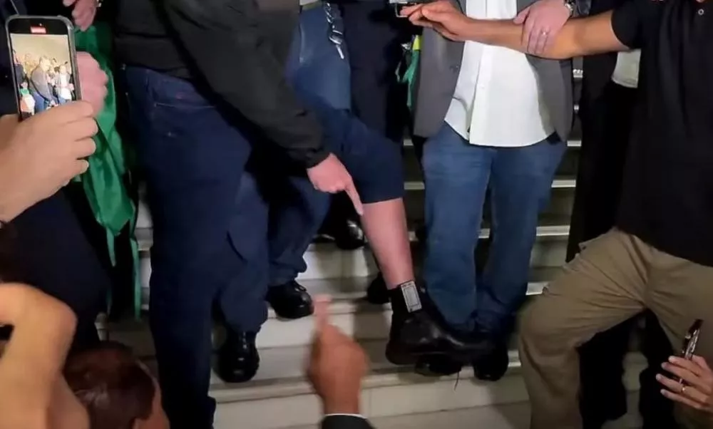 “Para mim, vale a lei de Deus”, diz Bolsonaro ao mostrar tornozeleira eletrônica