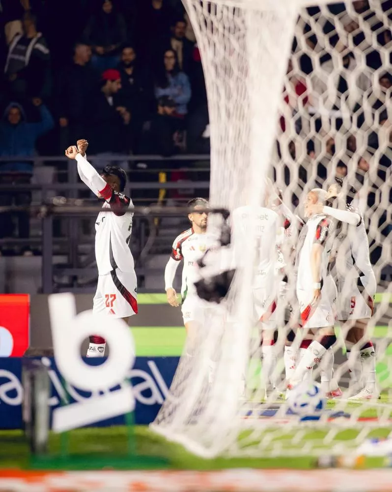 Flamengo vira sobre Red Bull Bragantino com gol no fim e cola no líder Cruzeiro