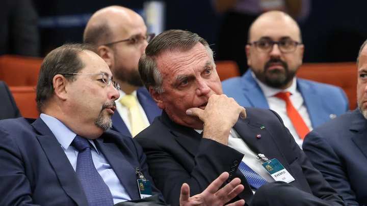 Alexandre de Moraes nega prisão de Bolsonaro, mas mantém tornozeleira e impõe alerta sobre descumprimento de medidas