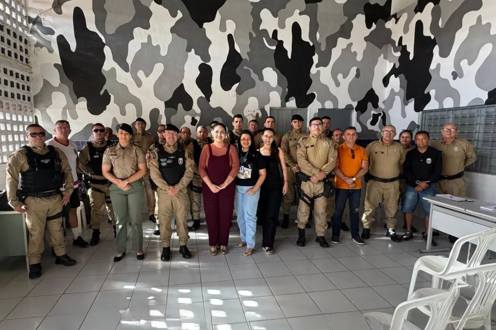 Policiais militares participam de atividade educativa sobre prevenção ao câncer promovida pelo CEREST em Patos